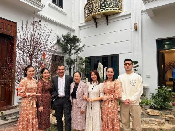 Ảnh du lịch Hạ Long của nhà Hòa Minzy sau 13 năm: cậu út cao vượt trội