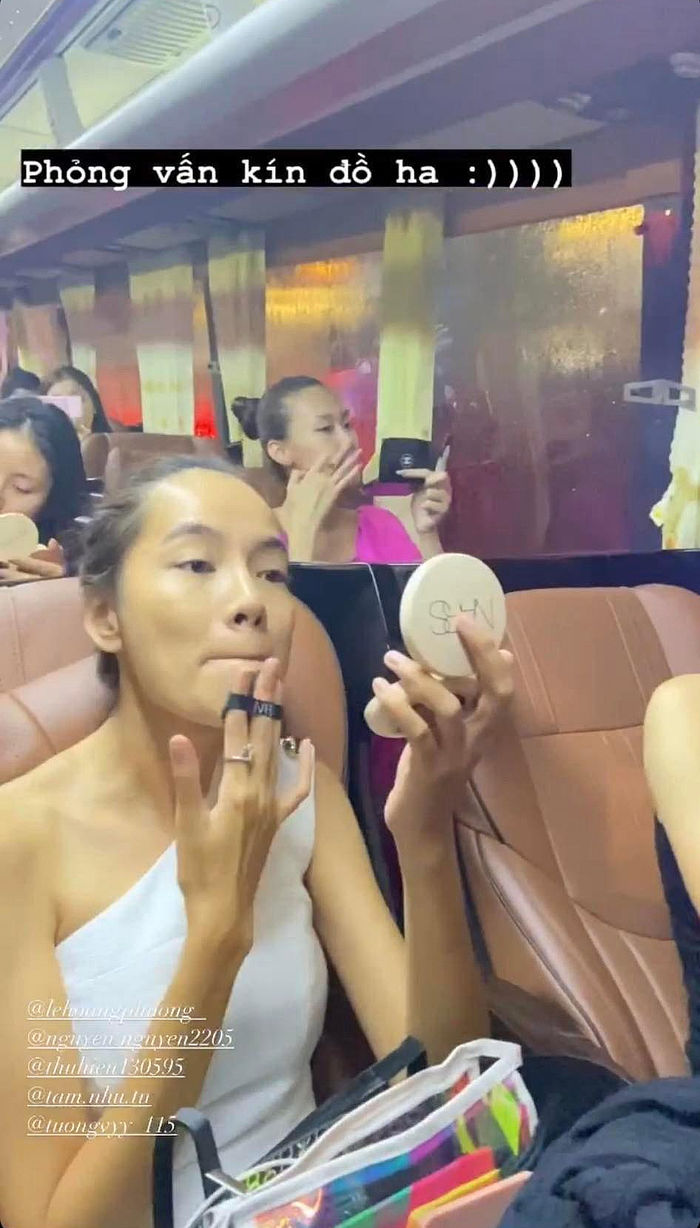 Ảnh hot sao Việt 24/6: Top 41 make up trên xe trước giờ phỏng vấn kín