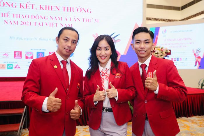 Ảnh hot sao Việt 4/6: Khánh Thi cùng ông xã và tình cũ mặc đồng điệu