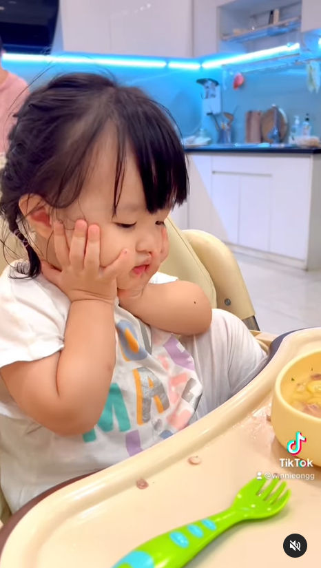 Ảnh hot sao Việt 7/6: Đan Trường và vợ cũ đưa con trai đi làm từ thiện