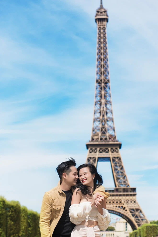 Ảnh tình tứ ở trời Tây của các cặp sao: Lệ Quyên, Hà Hồ chung style