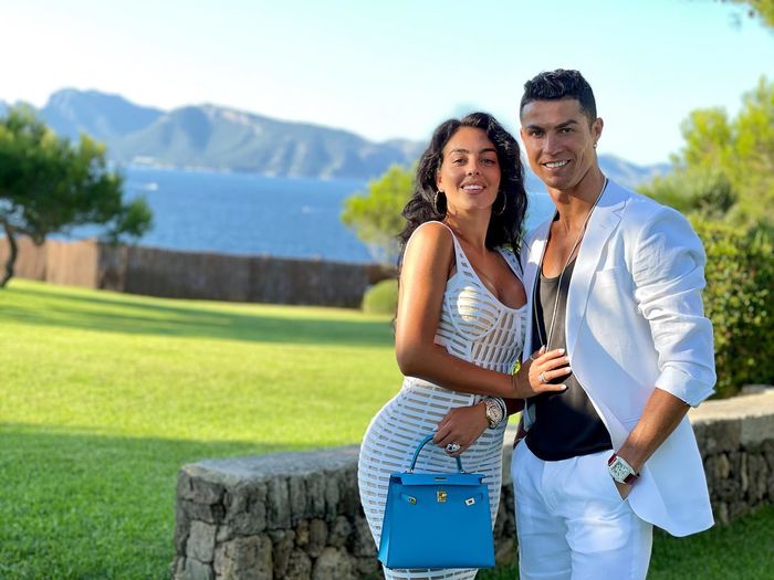 Bạn gái CR7: Diện toàn đồ màu mè, họa tiết sặc sỡ giá trên trời