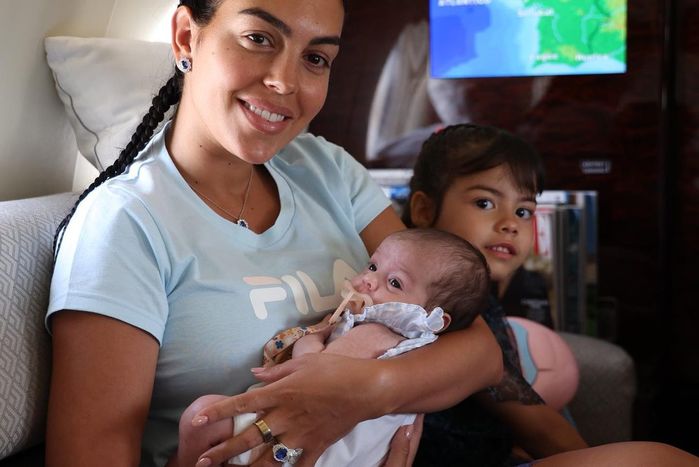 Bạn gái Ronaldo khoe dáng nuột sau sinh: Mẹ hai con cứ ngỡ gái son rỗi