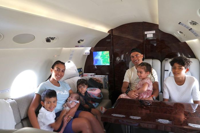Bạn gái Ronaldo khoe dáng nuột sau sinh: Mẹ hai con cứ ngỡ gái son rỗi