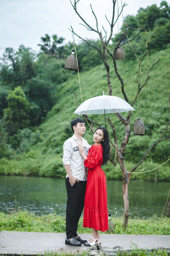 Bạn trai “nhà người ta”: Mặc yếm theo yêu cầu của bạn gái để chụp ảnh