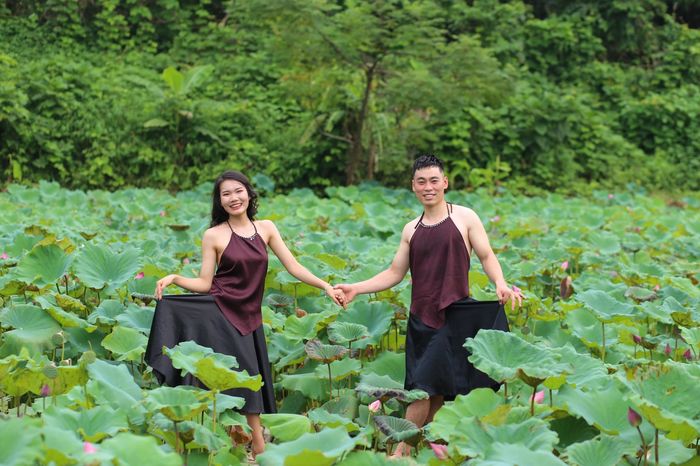 Bạn trai “nhà người ta”: Mặc yếm theo yêu cầu của bạn gái để chụp ảnh