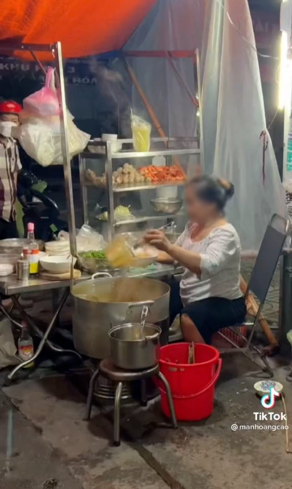 Bánh canh cua đắt nhất Sài Gòn: 700k/tô chỉ có 3 chiếc càng