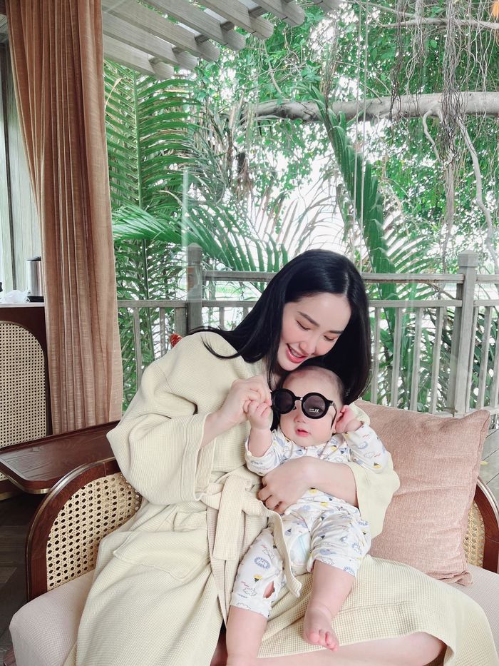 Bảo Thy hậu lên chức mẹ: Eo thon lưng nuột, da trắng phát sáng