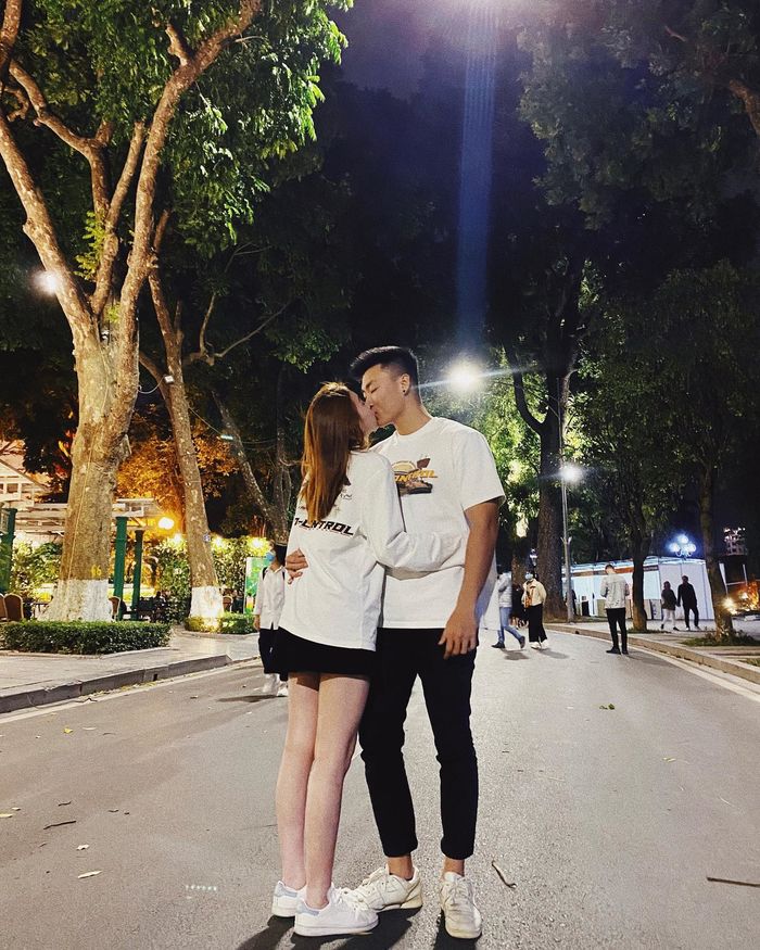 Bắt được hoa cưới, cô nàng quay lại cưới luôn người yêu cũ