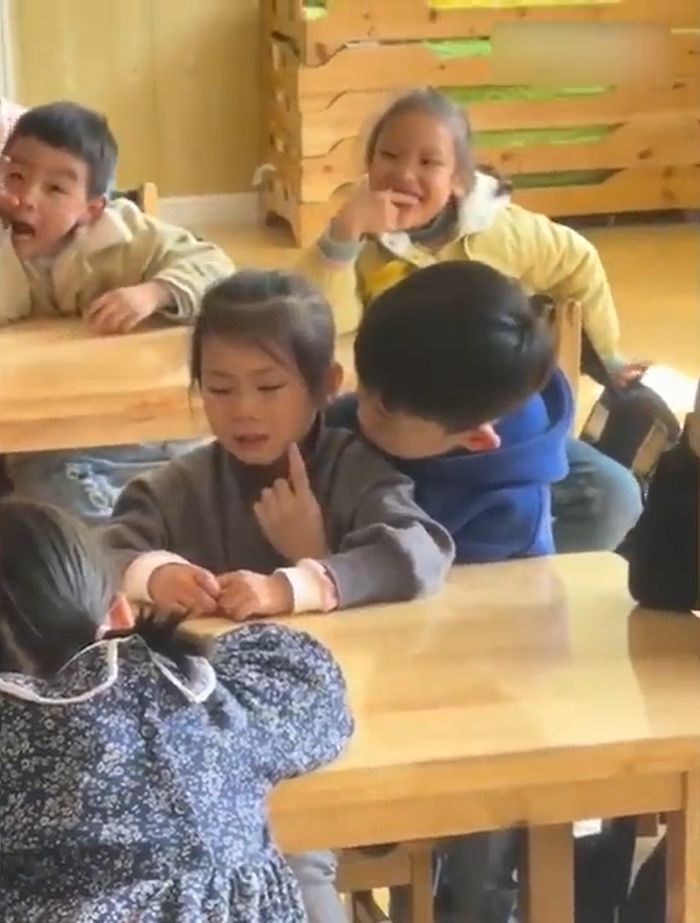 Bé gái nức nở ngày tốt nghiệp mẫu giáo được soái ca nhí vỗ về