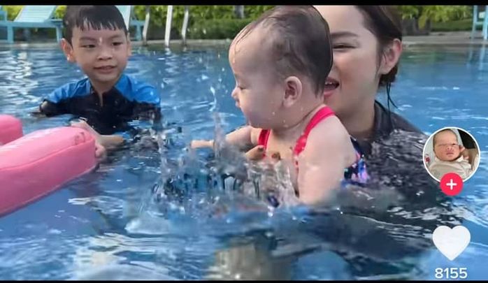 Biểu cảm cưng xỉu của hai con lai Tây nhà Á hậu Diễm Châu khi đi bơi
