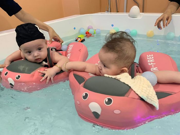 Biểu cảm cưng xỉu của hai con lai Tây nhà Á hậu Diễm Châu khi đi bơi