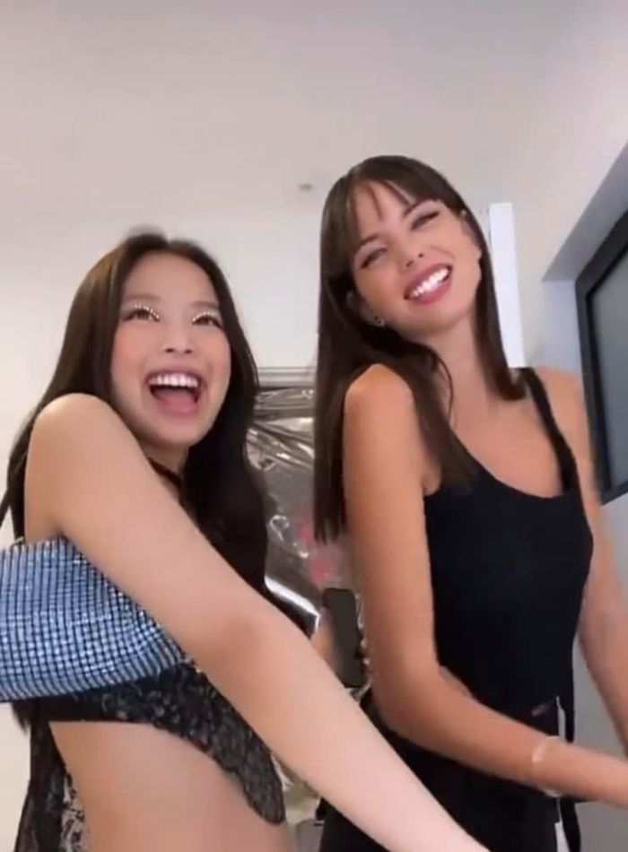 BLACKPINK - sao quốc tế đọ sắc cực khét: Lisa, Anne Hathaway ngang cơ