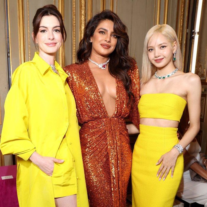 BLACKPINK - sao quốc tế đọ sắc cực khét: Lisa, Anne Hathaway ngang cơ