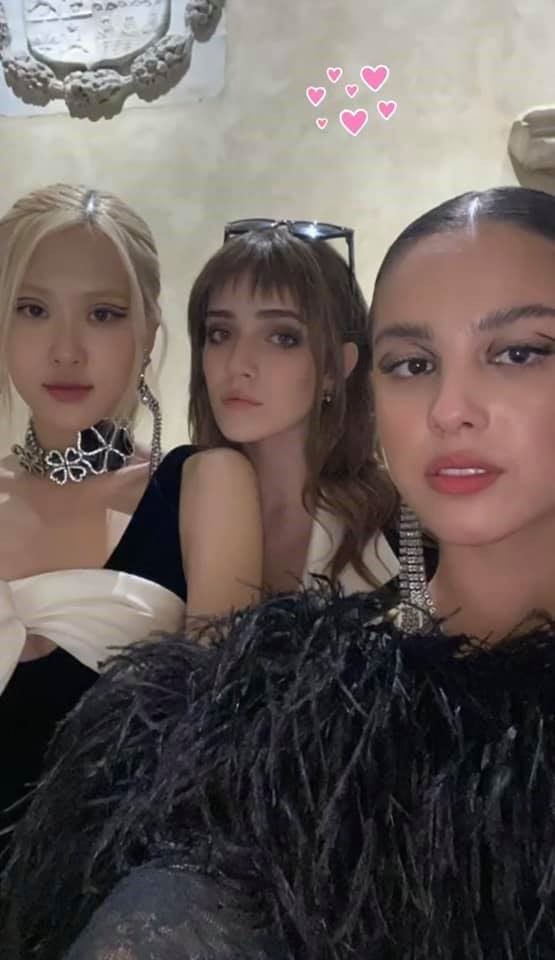 BLACKPINK - sao quốc tế đọ sắc cực khét: Lisa, Anne Hathaway ngang cơ