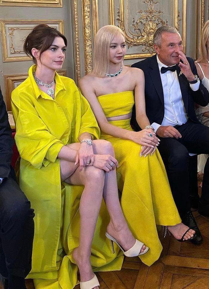 BLACKPINK - sao quốc tế đọ sắc cực khét: Lisa, Anne Hathaway ngang cơ