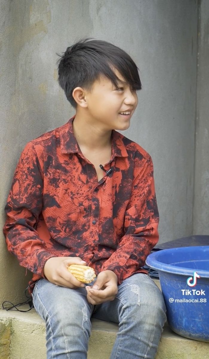 Bố mất sớm, mẹ đi bước nữa: Thương 3 đứa trẻ cơm rau sống qua ngày