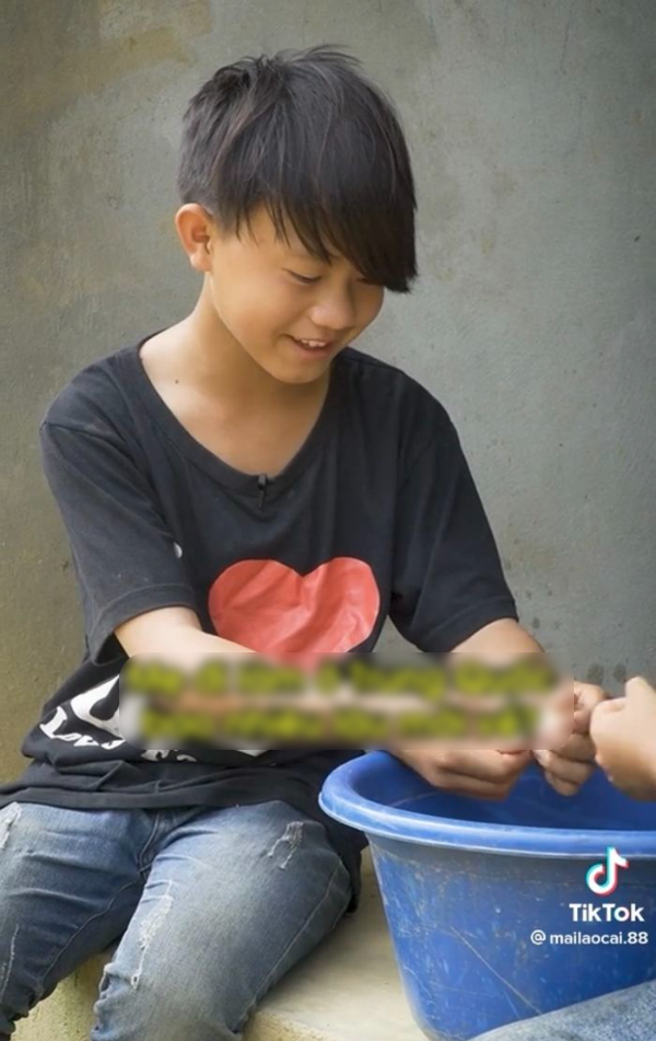 Bố mất sớm, mẹ đi bước nữa: Thương 3 đứa trẻ cơm rau sống qua ngày