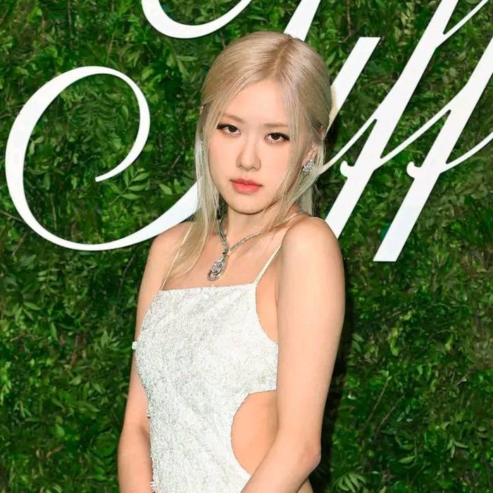 Rosé đánh bại mọi camera của fan: Hoá cô dâu trong sự kiện