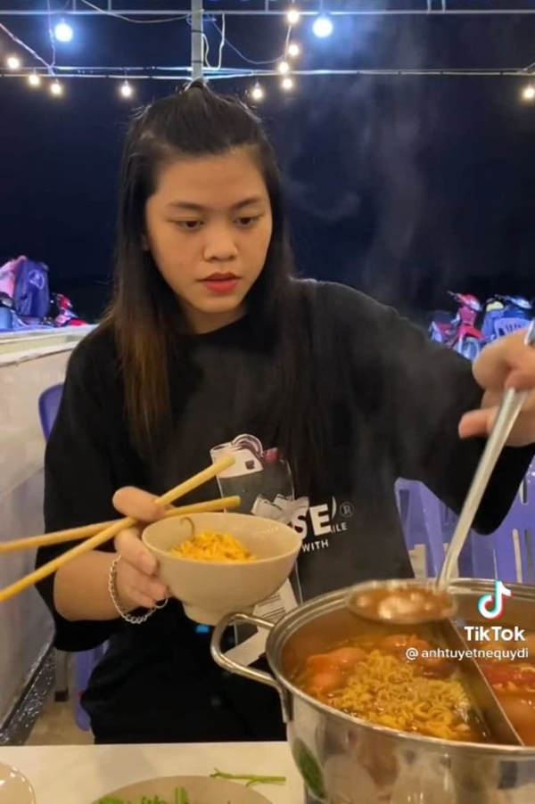 Các hot TikToker đua nhau review lẩu băng chuyền nước độc lạ