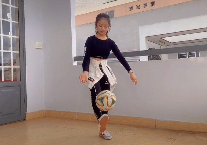 Cái gì cũng khéo tay: Hoa khôi nhí Bảo Ngọc tự thiết kế váy cho mình