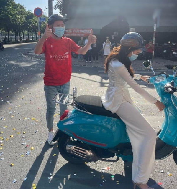 Cảm xúc của chủ tịch Nawat khi được Thùy Tiên chở bằng xe máy