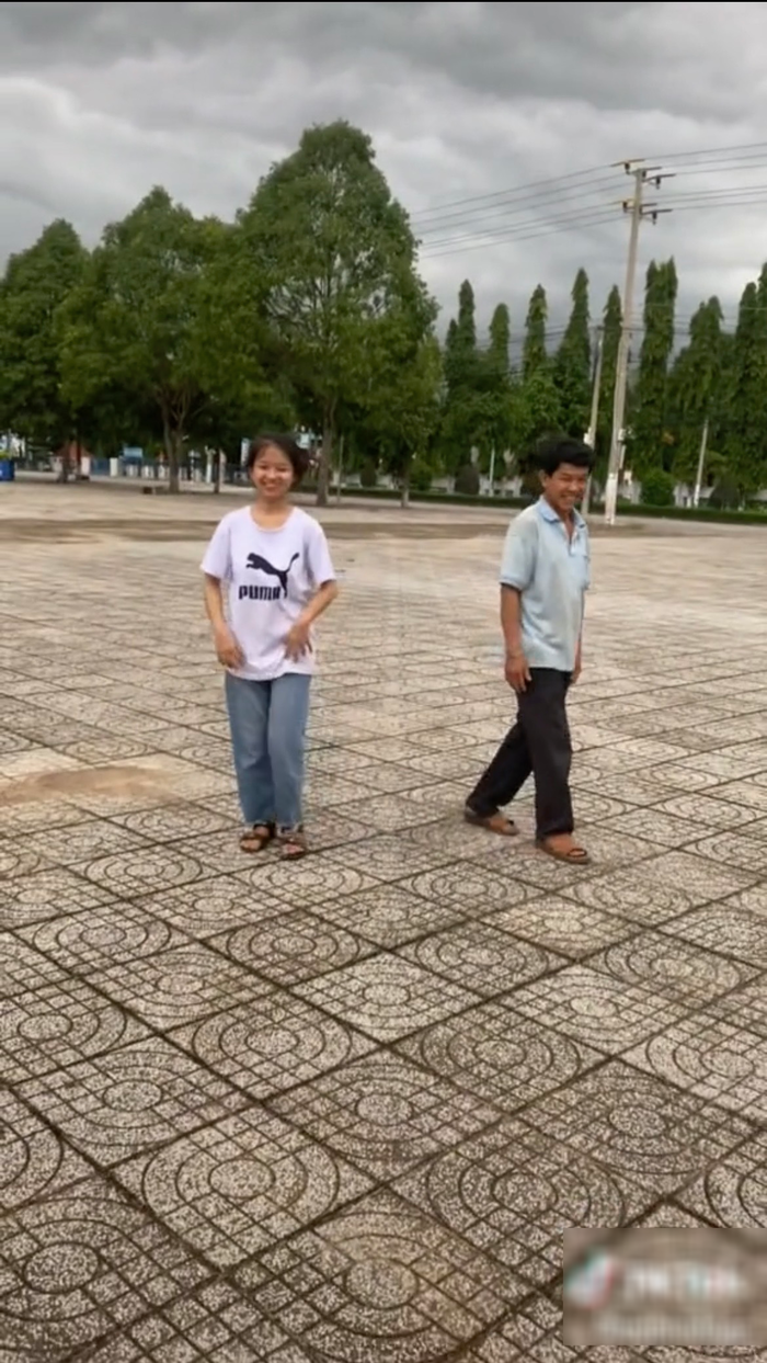 Cha chở con gái chậm hiểu đi chụp ảnh kỷ yếu và cái kết cảm động