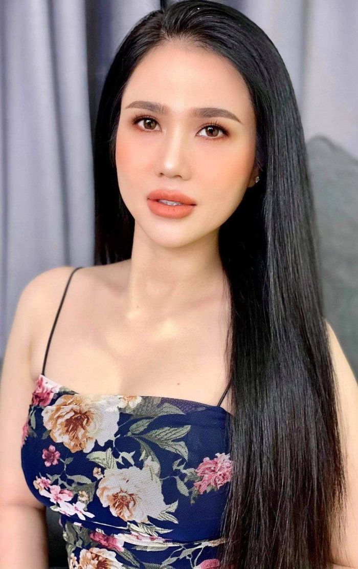 Chị gái Ngọc Trinh ở tuổi 40: Vóc dáng chuẩn chỉnh chẳng kém em gái
