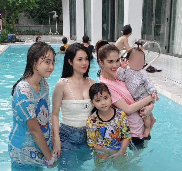 Chị gái Ngọc Trinh ở tuổi 40: Vóc dáng chuẩn chỉnh chẳng kém em gái