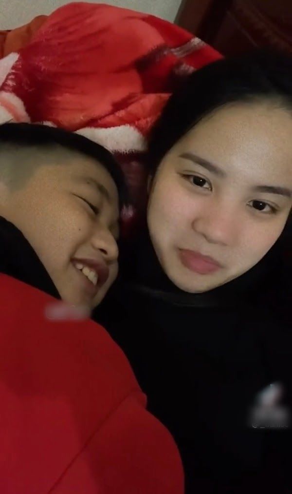 Chị hai đi lấy chồng, em trai tặng chị gia tài heo đất 3 năm