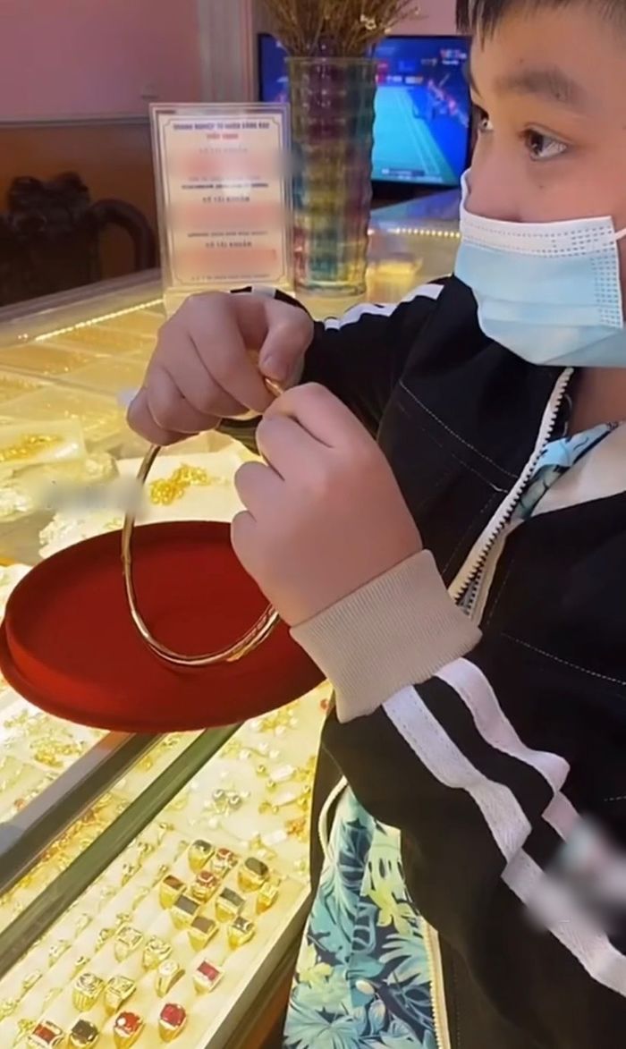Chị hai đi lấy chồng, em trai tặng chị gia tài heo đất 3 năm