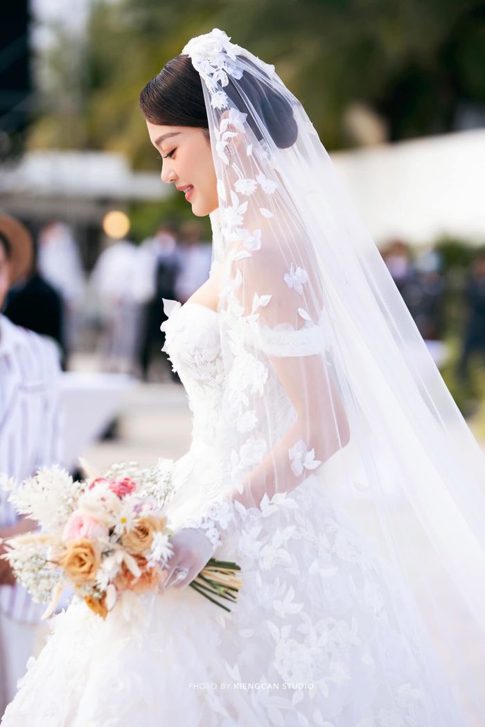 Chú rể Minh Hằng lộ diện trong đám cưới: hơn vợ 10 tuổi vẫn xứng đôi
