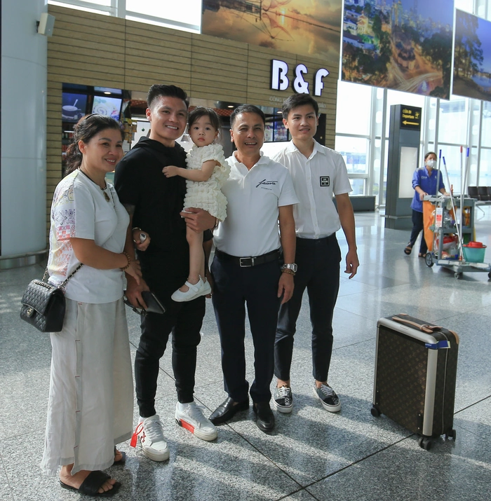 Chu Thanh Huyền công khai tiễn chân Quang Hải lên đường sang Pháp