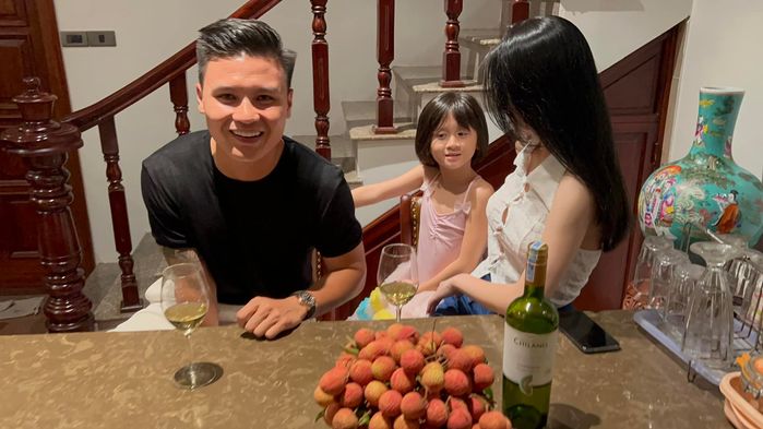 Chu Thanh Huyền công khai tiễn chân Quang Hải lên đường sang Pháp