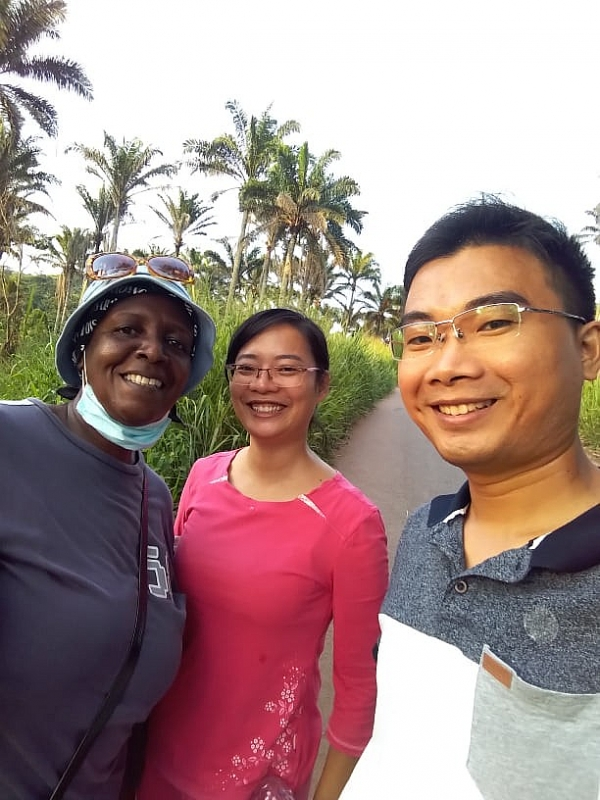 Cô gái Hải Dương theo chồng sang Angola: Sáng là bác sĩ, tối làm nông