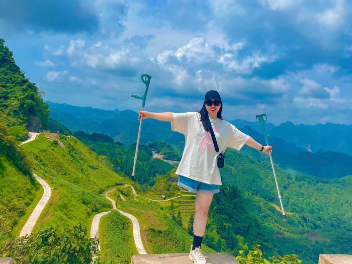Cô gái một chân leo núi ở Hà Giang: Ai cũng bảo tôi khùng