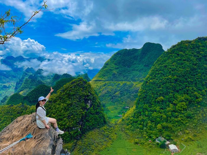 Cô gái một chân leo núi ở Hà Giang: Ai cũng bảo tôi khùng
