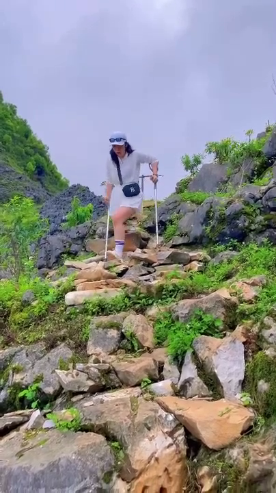 Cô gái một chân leo núi ở Hà Giang: Ai cũng bảo tôi khùng