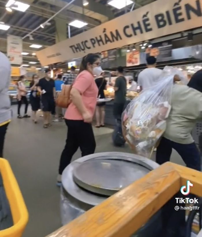 Cảm động cô lao công dễ thương: Luôn nói lời cảm ơn với khách hàng