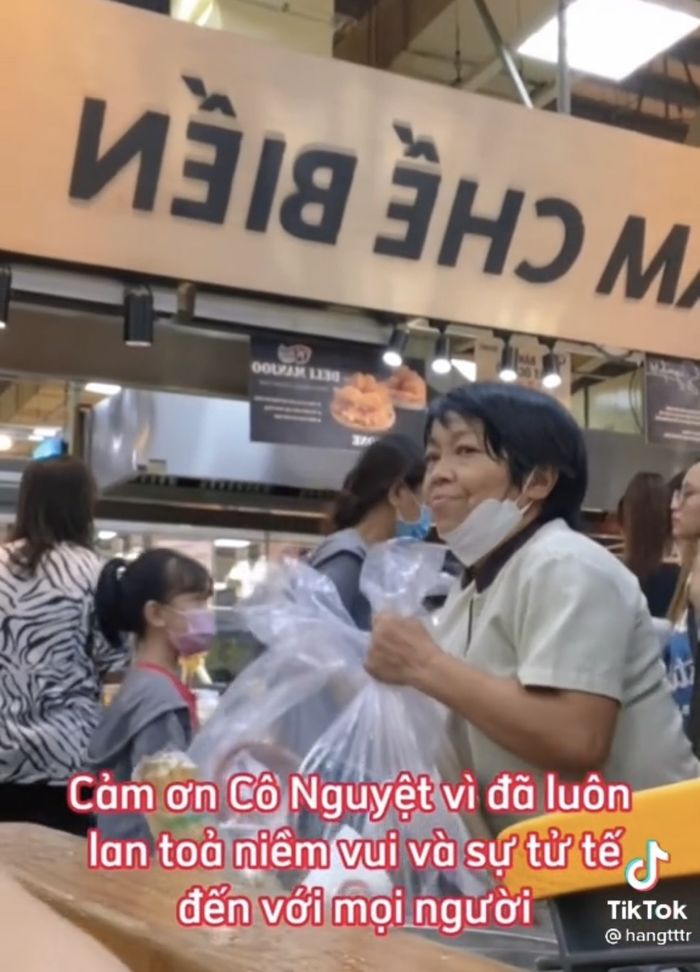 Cảm động cô lao công dễ thương: Luôn nói lời cảm ơn với khách hàng