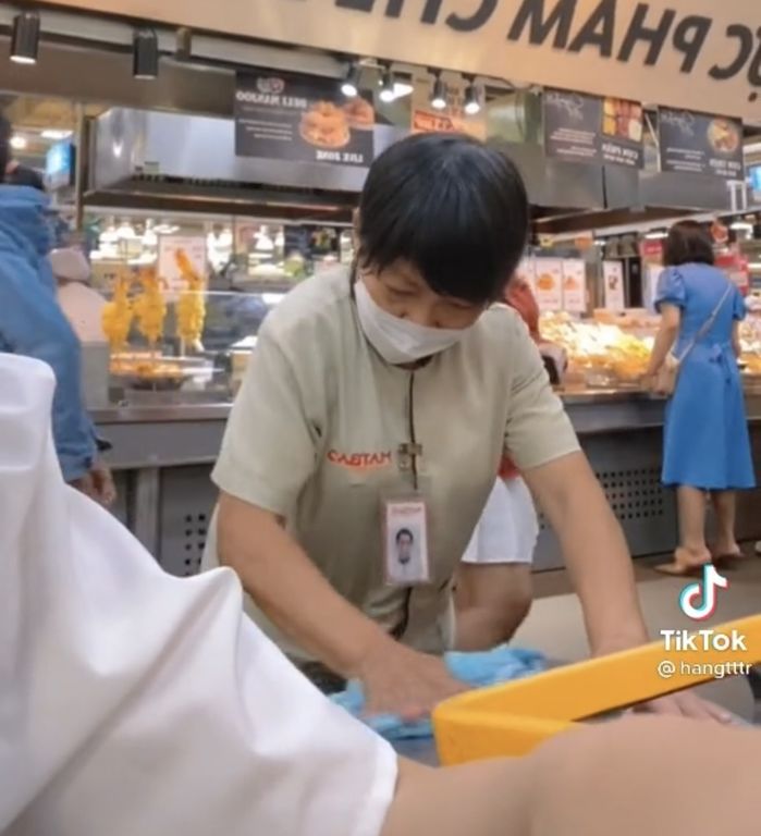 Cảm động cô lao công dễ thương: Luôn nói lời cảm ơn với khách hàng