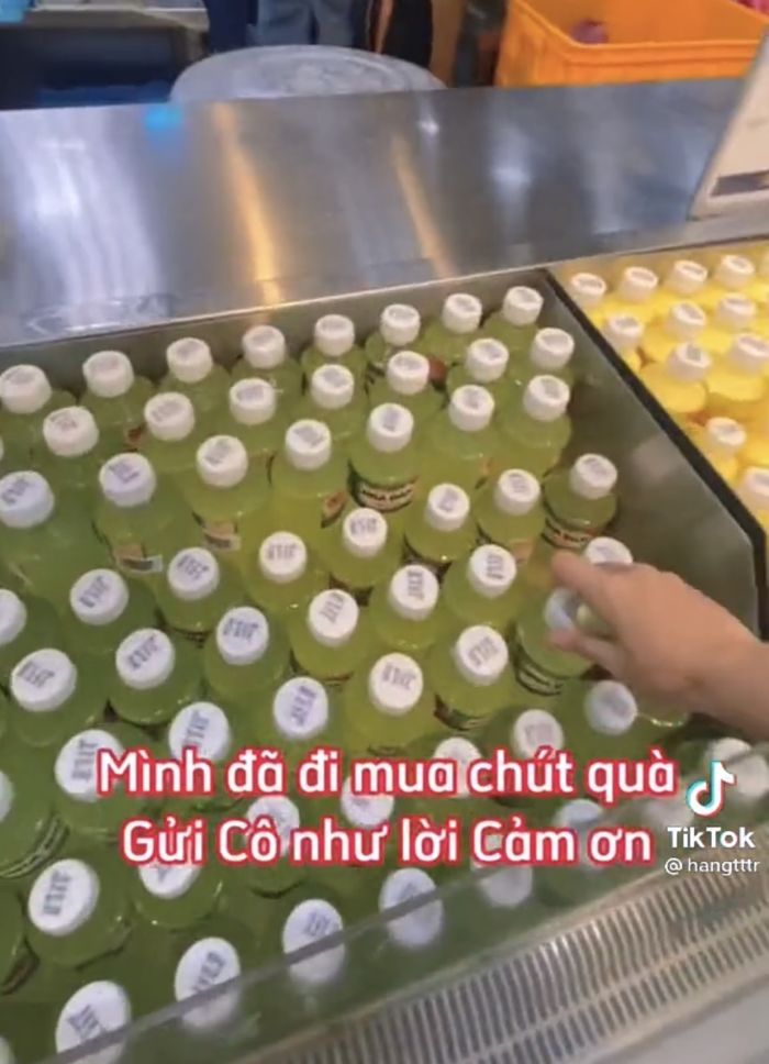 Cảm động cô lao công dễ thương: Luôn nói lời cảm ơn với khách hàng