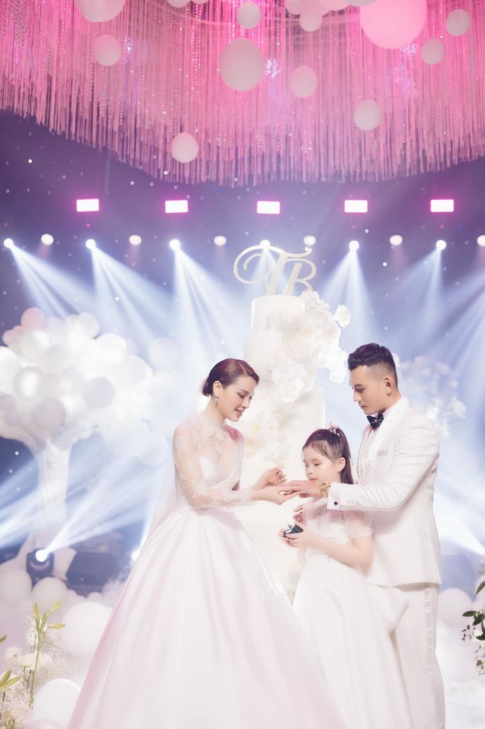 Con sao Việt dự đám cưới phụ huynh: Minnie giật luôn spotlight bố mẹ