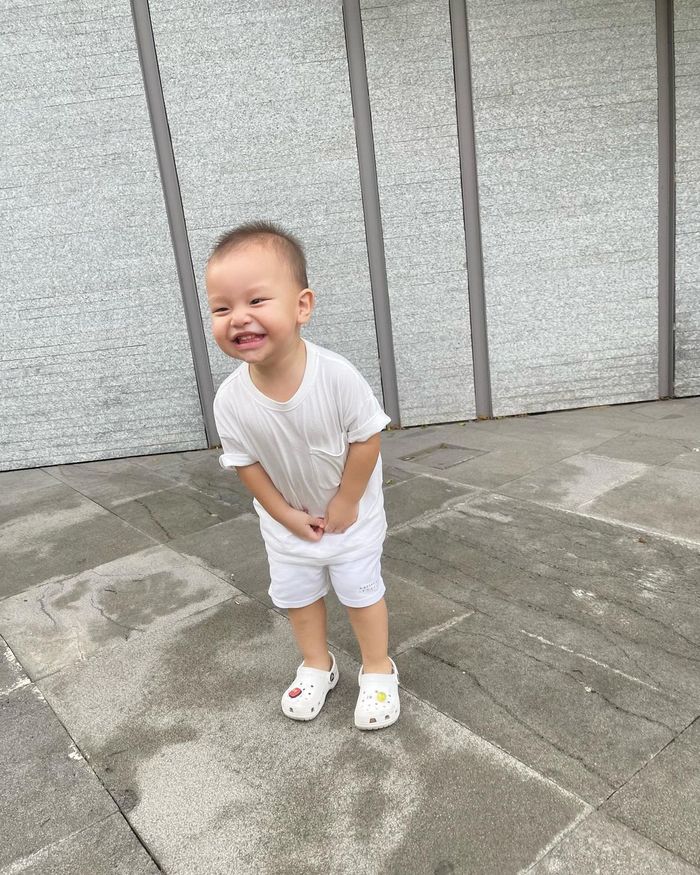 Con sao Việt lễ phép từ bé: Ái nữ nhà Võ Hạ Trâm biết khoanh tay chào