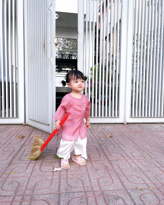 Con sao Việt lễ phép từ bé: Ái nữ nhà Võ Hạ Trâm biết khoanh tay chào