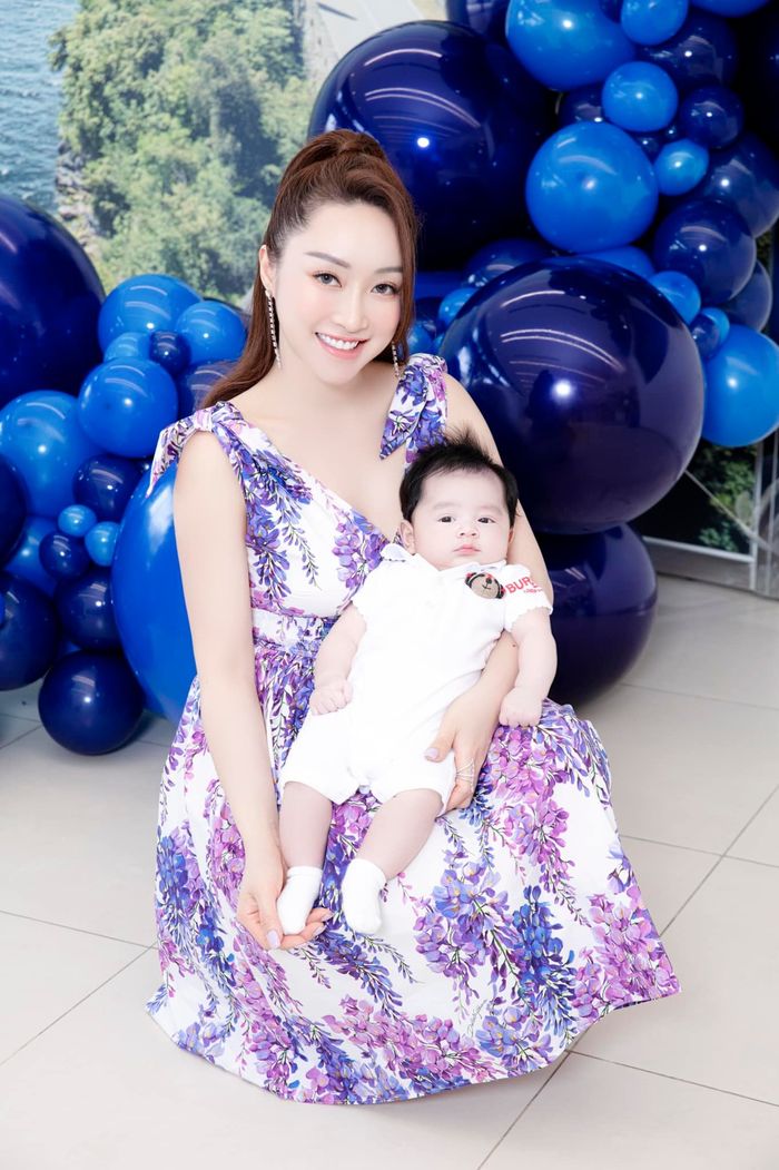 Con trai Chi Bảo bé ti ti theo chân bố chơi golf, đi du lịch khắp nơi