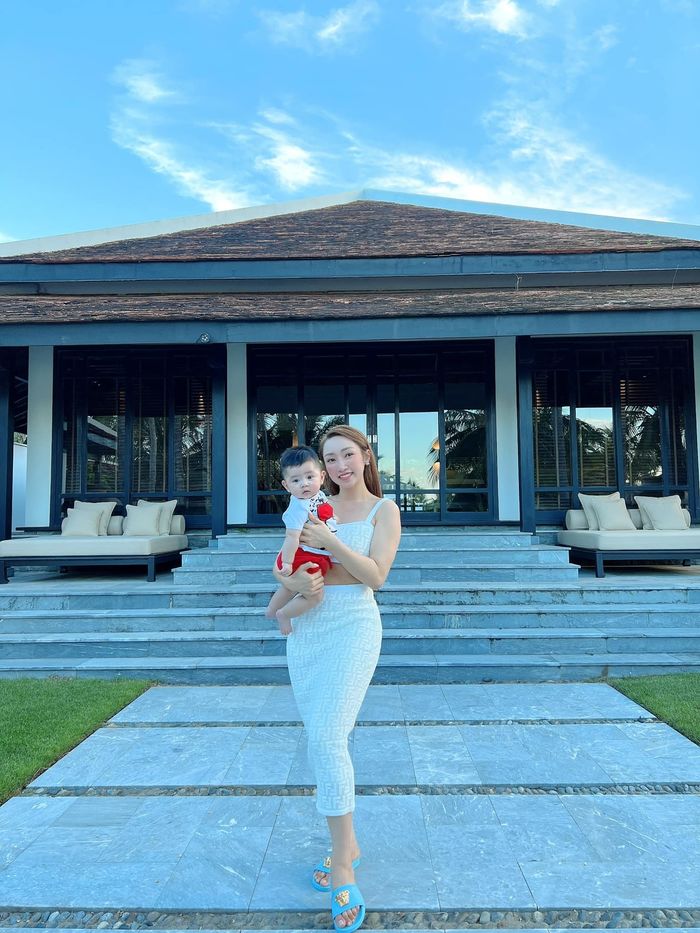 Con trai Chi Bảo bé ti ti theo chân bố chơi golf, đi du lịch khắp nơi