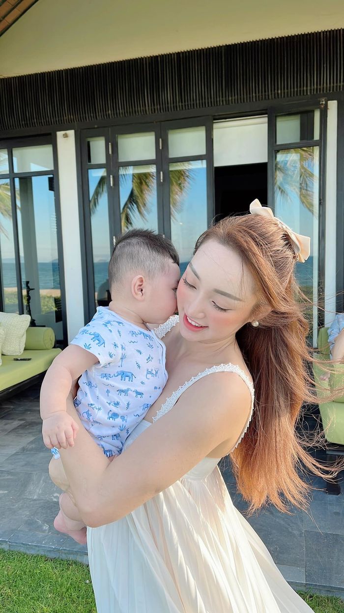 Con trai Chi Bảo bé ti ti theo chân bố chơi golf, đi du lịch khắp nơi