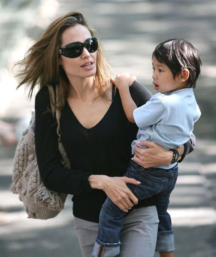 Con trai gốc Việt của Angelina Jolie: Làm vệ sĩ, chăm mẹ từng chút