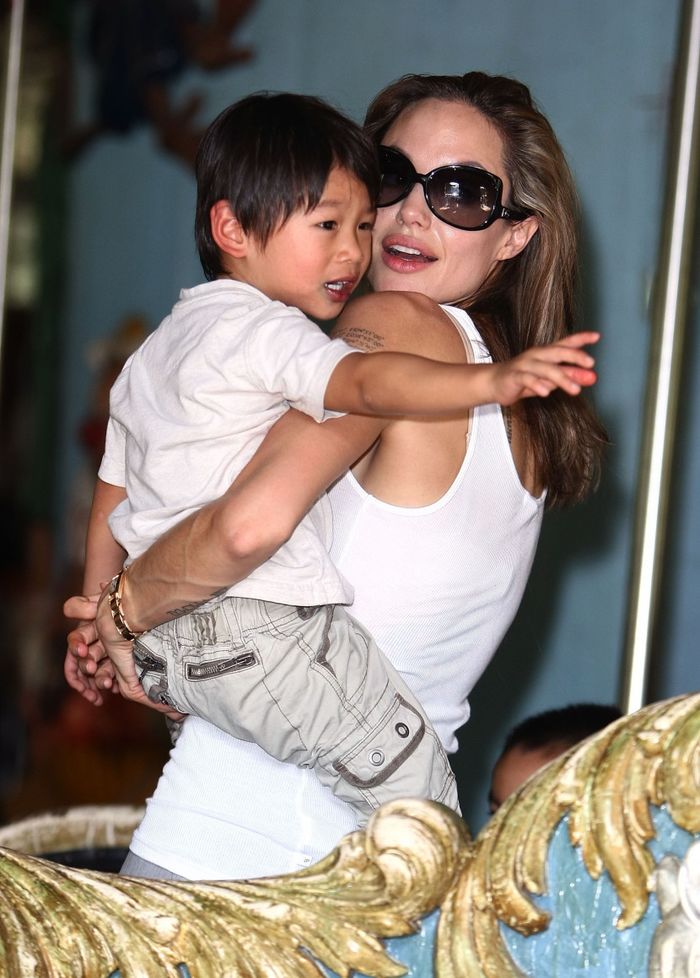 Con trai gốc Việt của Angelina Jolie: Làm vệ sĩ, chăm mẹ từng chút